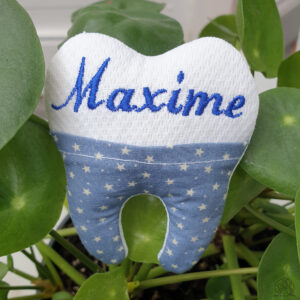 Pochette dent de lait brodée machine sur-mesure