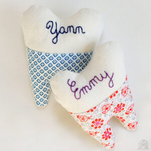 Pochette dent de lait brodée main sur-mesure