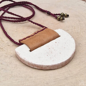 Pendentif demi-cercle céramique cuir