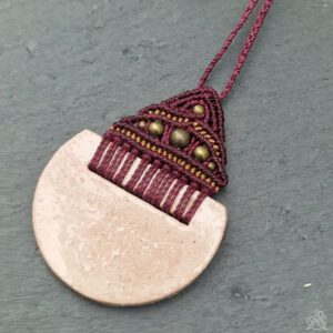 Pendentif demi-cercle céramique macramé