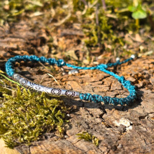 Bracelet micro-macramé turquoise et perle tubulaire