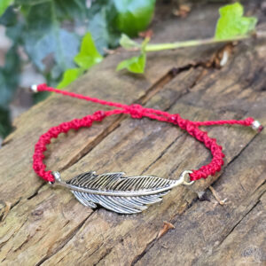 Bracelet micro-macramé plume rouge torsadé